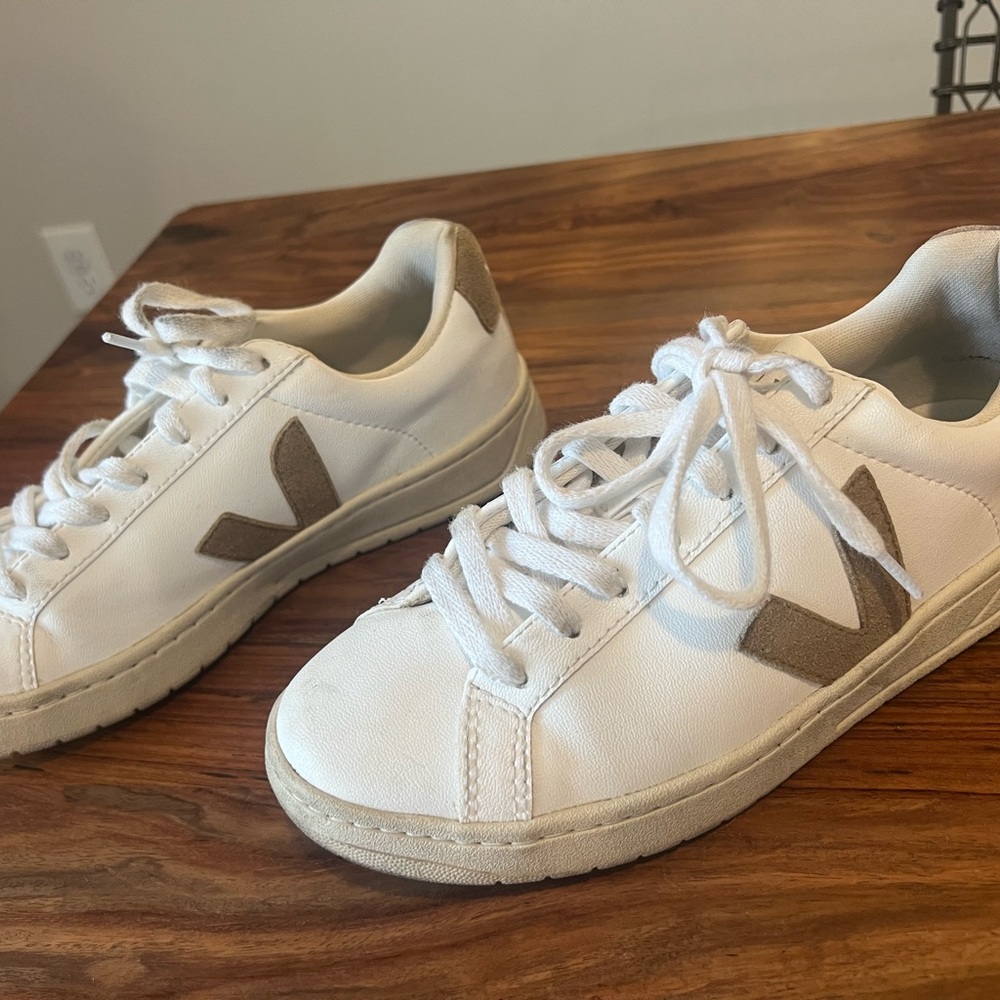 Veja V-12 Leather White Size 37